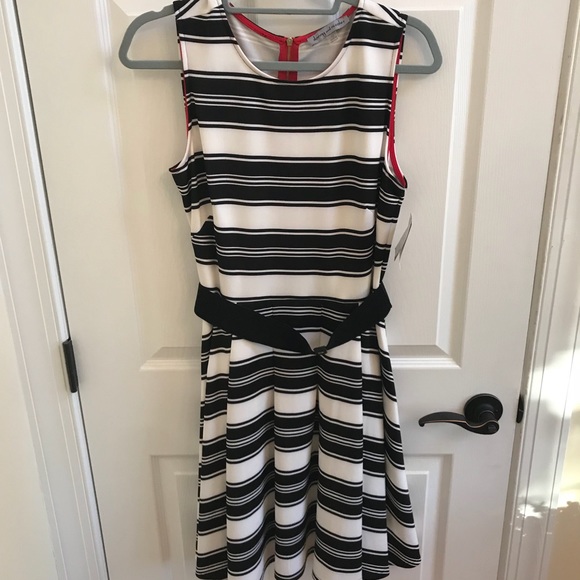 NEW White & Black Striped Sleeveless Dress Size10 - Picture 1 of 5